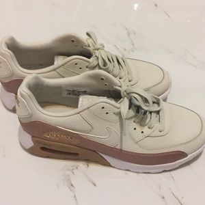 ⭐️⭐️⭐️Nike Air Max Woman Sneaker US size 7.5